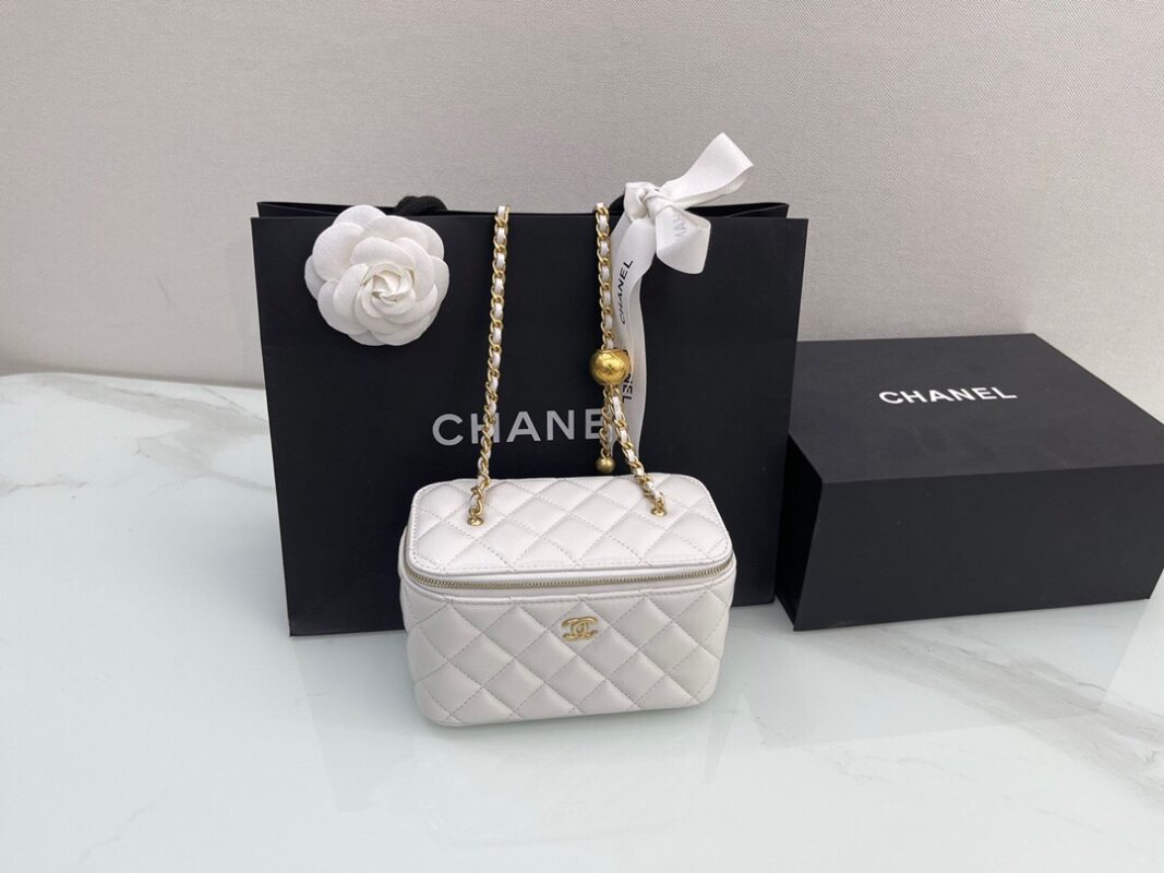 Chanel Vanity with Chain 9.5x17x8cm