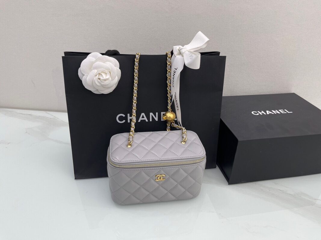 Chanel Vanity with Chain 9.5x17x8cm