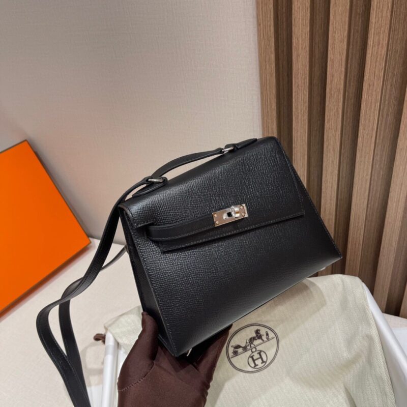 Kelly Desordre in Noir