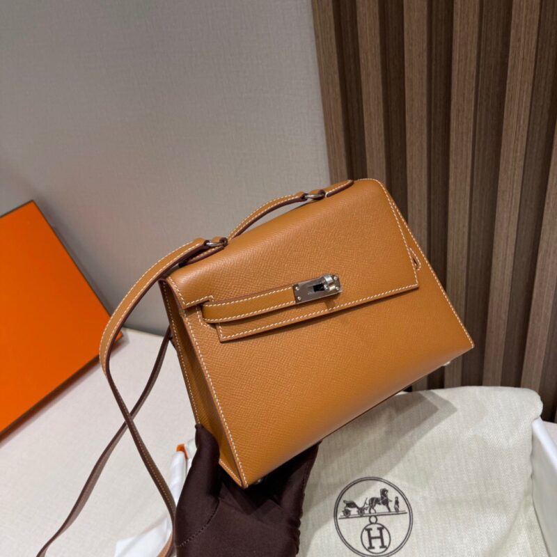 Kelly Desordre in Golden Brown