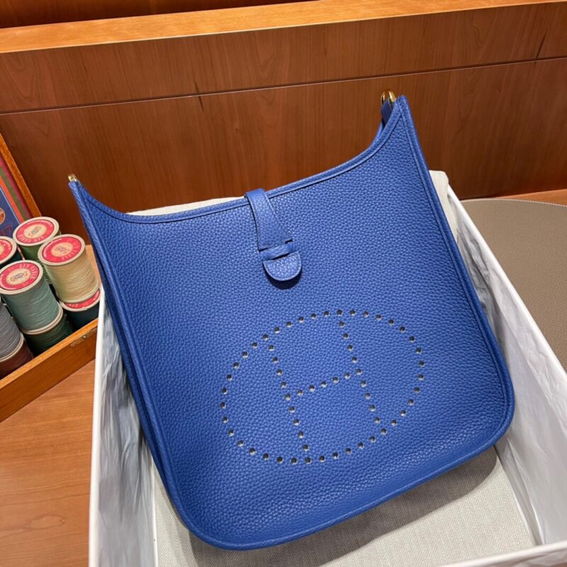 Evelyne 29 Clemence in Bleu