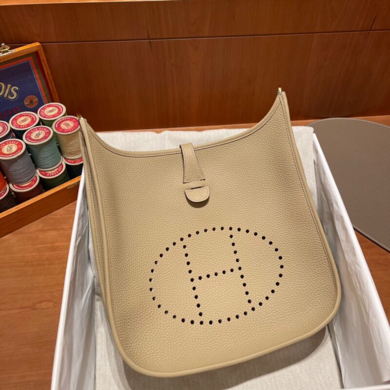 Evelyne 29 Clemence Trench