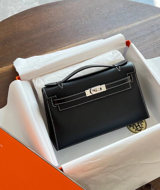 Kelly Pochette Swift in Noir