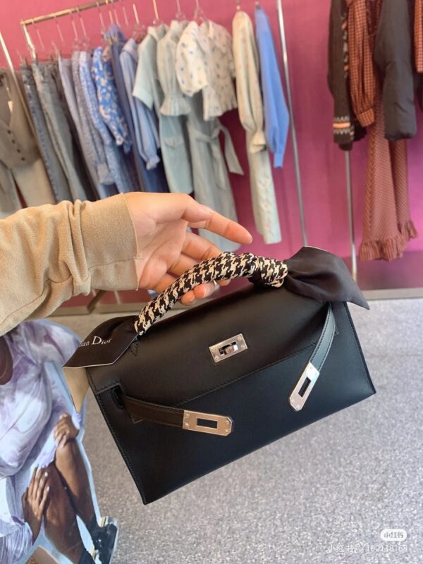 Kelly Pochette Swift in Noir