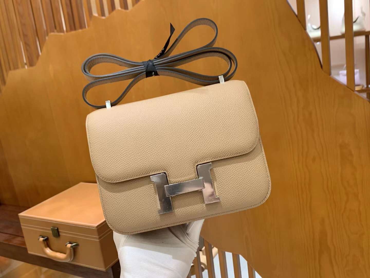 img_1044 Constance 19 Epsom - Image 1