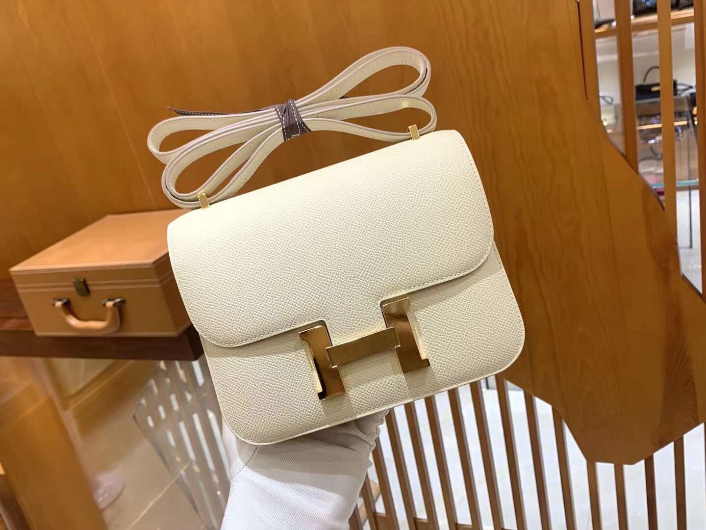 img_1099 Constance 19 Epsom - Image 1