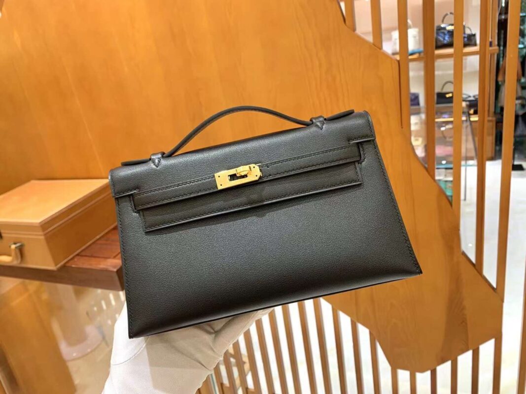 Kelly Pochette in Black Swift