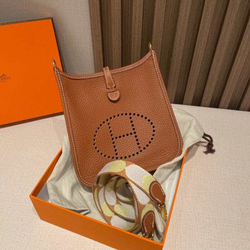 Evelyne Mini Clemence