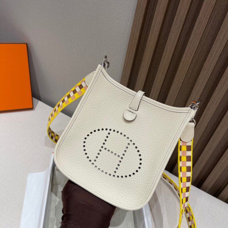 Evelyne Mini Clemence