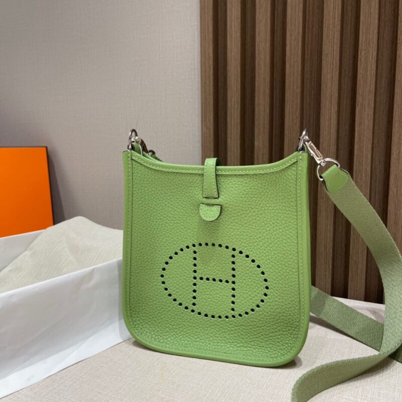 Evelyne Mini Clemence