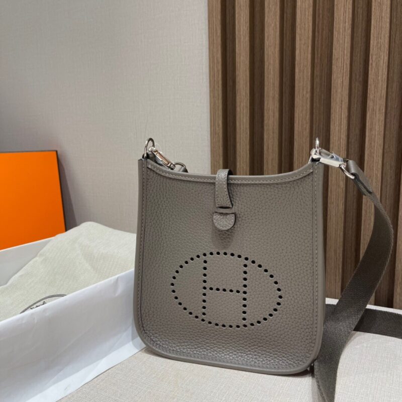 Evelyne Mini Clemence