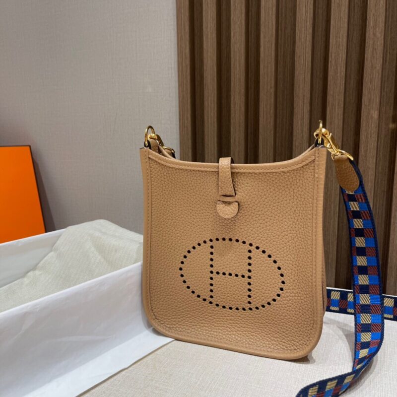 Evelyne Mini Clemence