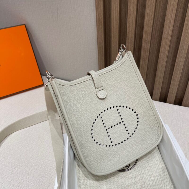 Evelyne Mini Clemence