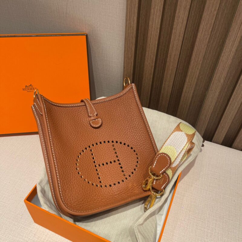 Evelyne Mini Clemence