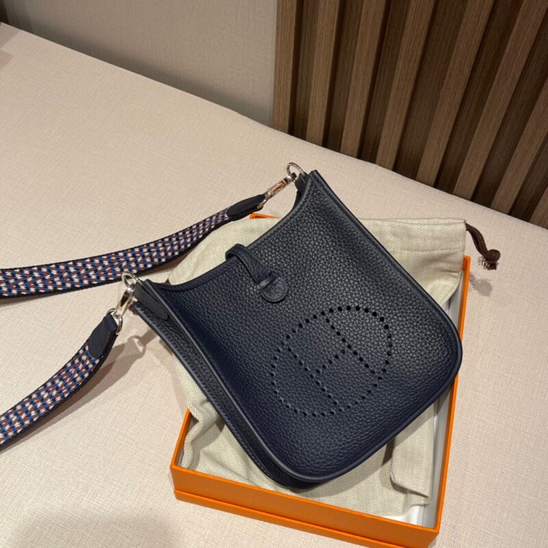 Evelyne Mini Clemence