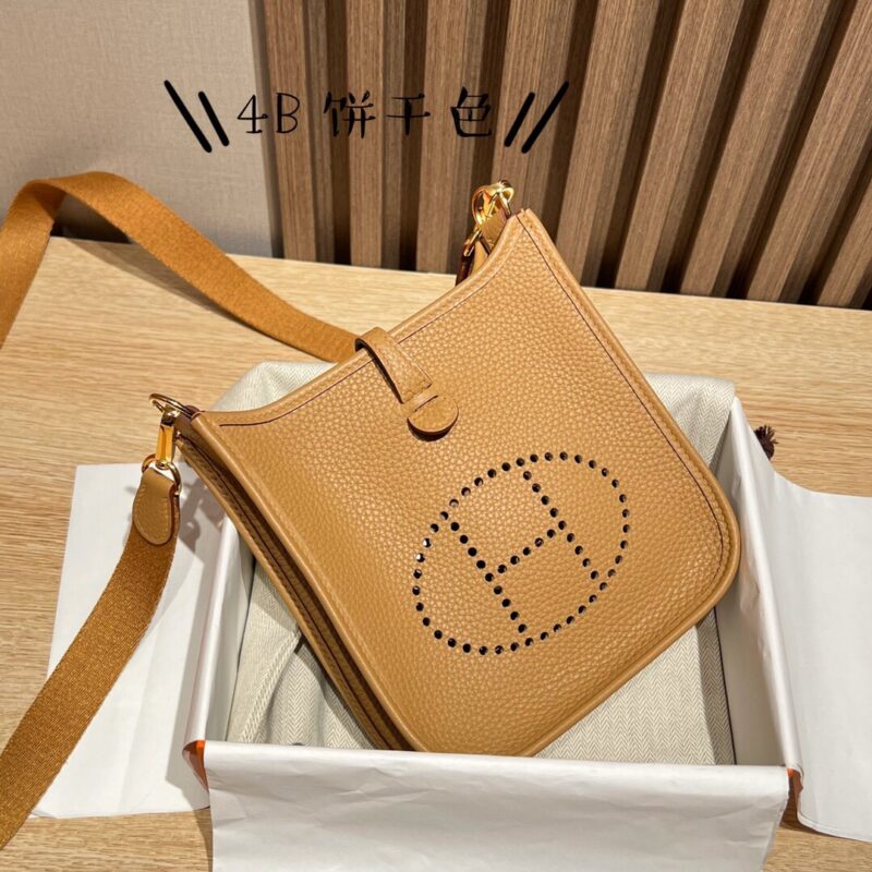 Evelyne Mini Clemence