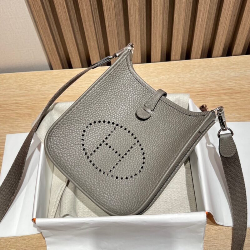 Evelyne Mini Clemence