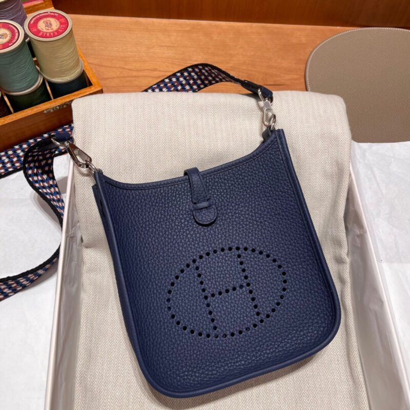 Evelyne Mini Clemence