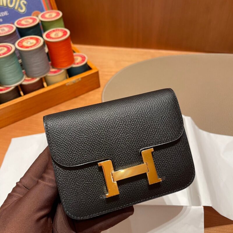 Constance Slim in Noir