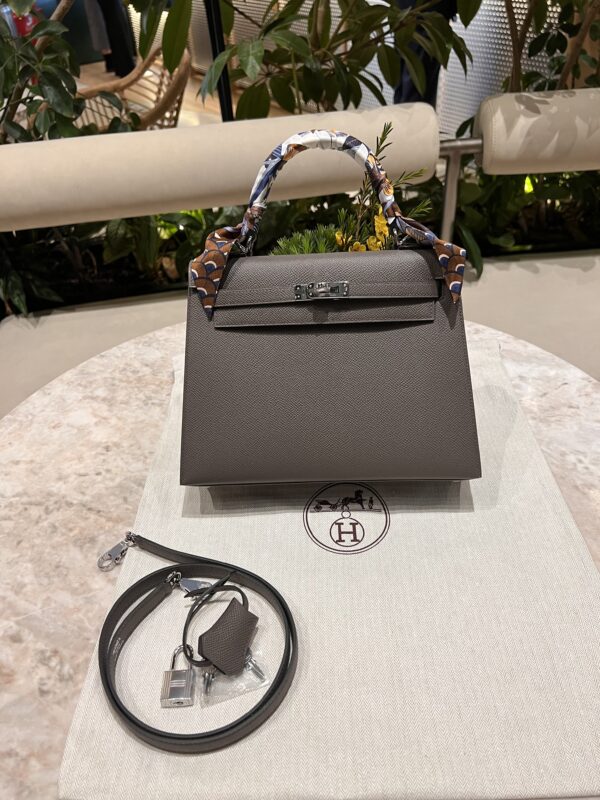 Kelly 25 in Ebene Epsom