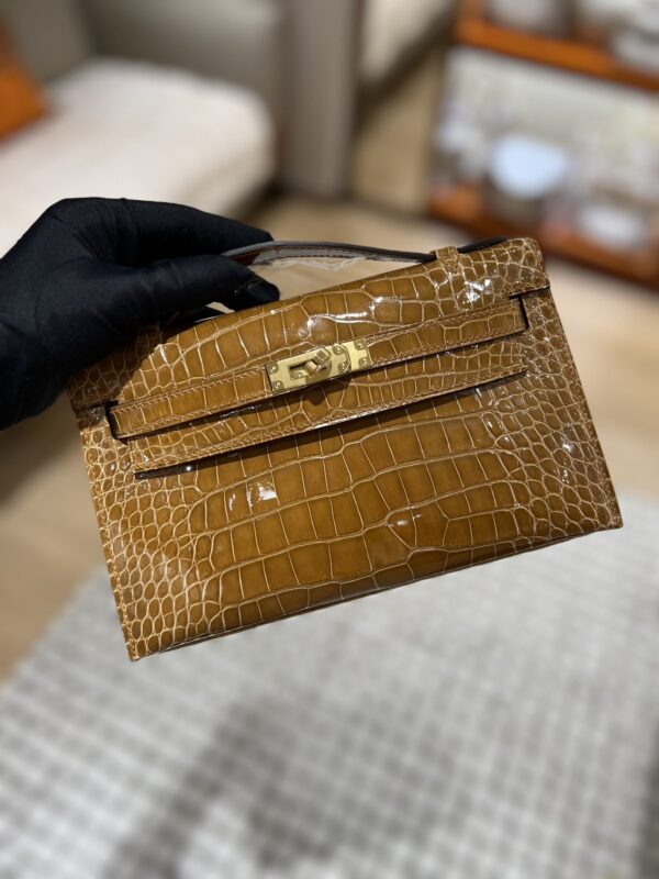 Constance in Ficelle Shiny Alligator