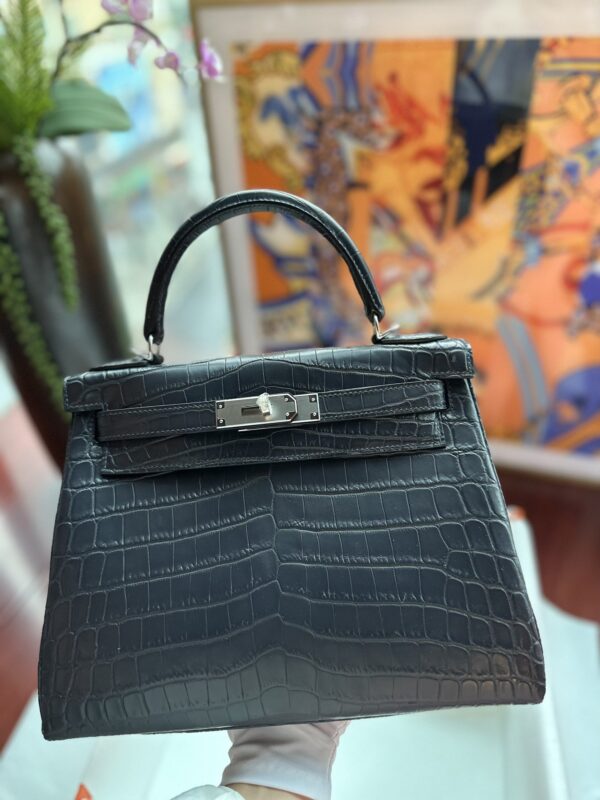 Kelly 28 in Bleu Nuit Marte Niloticus Crocodile