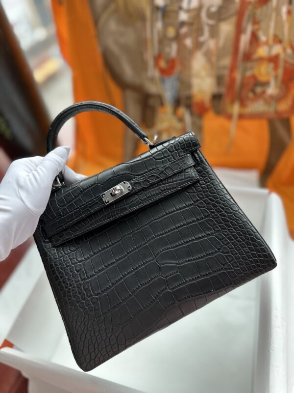 Kelly 25 in Noir Matte Alligator