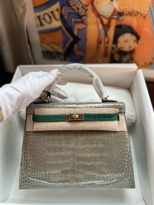 Kelly 25 in Gris Tourterelle & Emerald Shiny Alligator