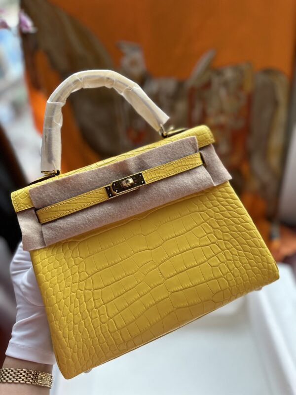 Kelly 25 in Jaune de Naples Matte Alligator