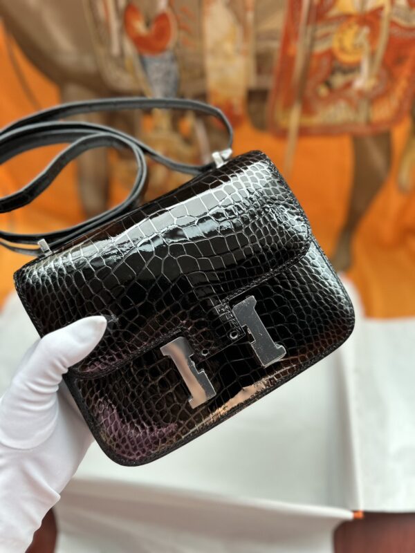 Constance 18 in Noir Shiny Alligator