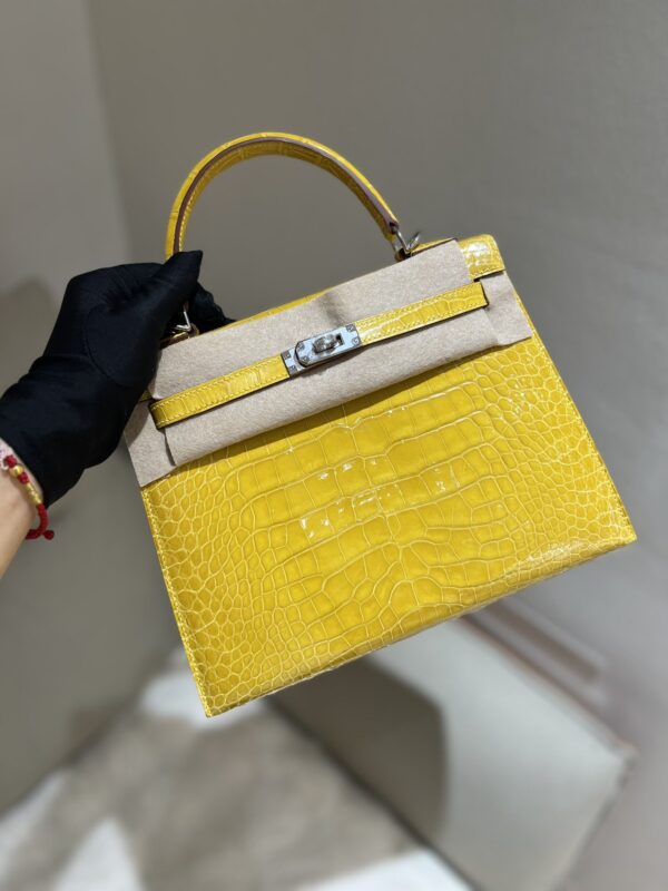 Kelly 25 in Jaune Ambre Shiny Alligator
