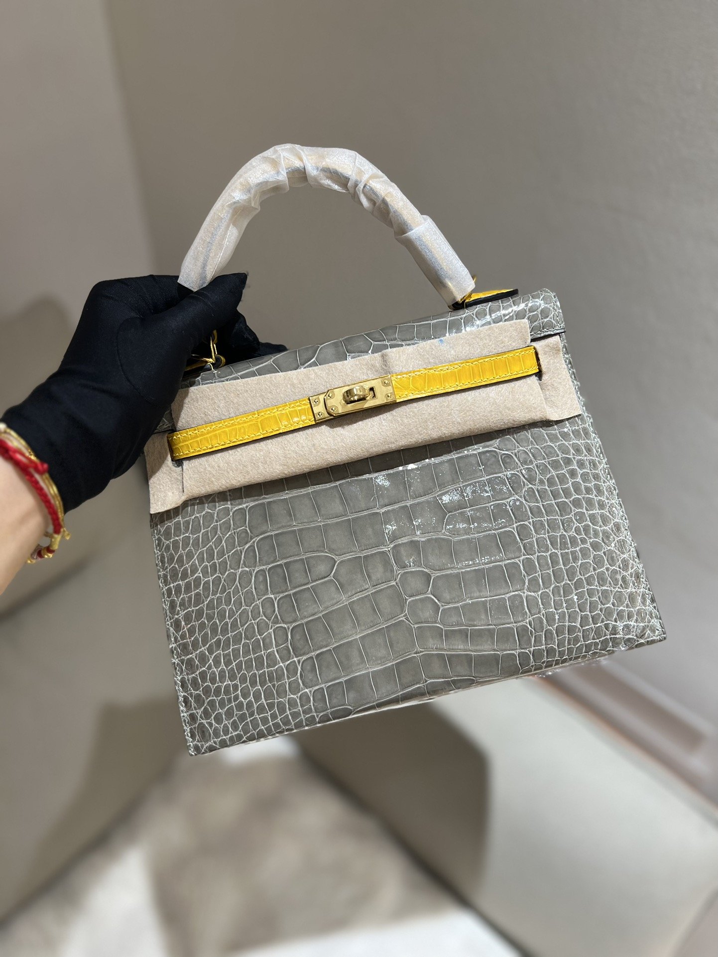 1000016650.jpg Kelly 25 in Gris Tourterelle & Jaune Ambre Shiny Alligator - Image 1