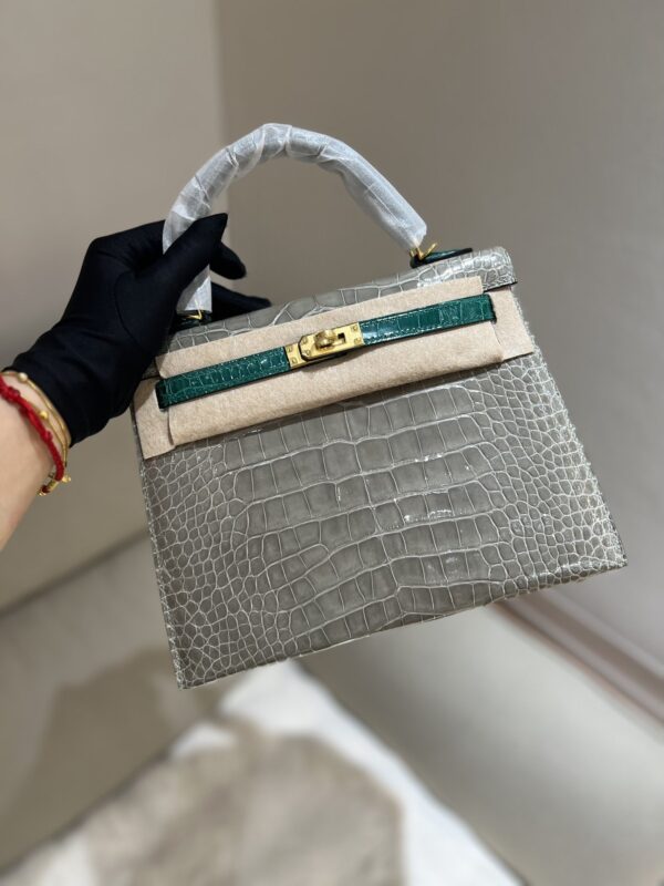 Kelly 25 in Gris Tourterelle & Emerald Shiny Alligator