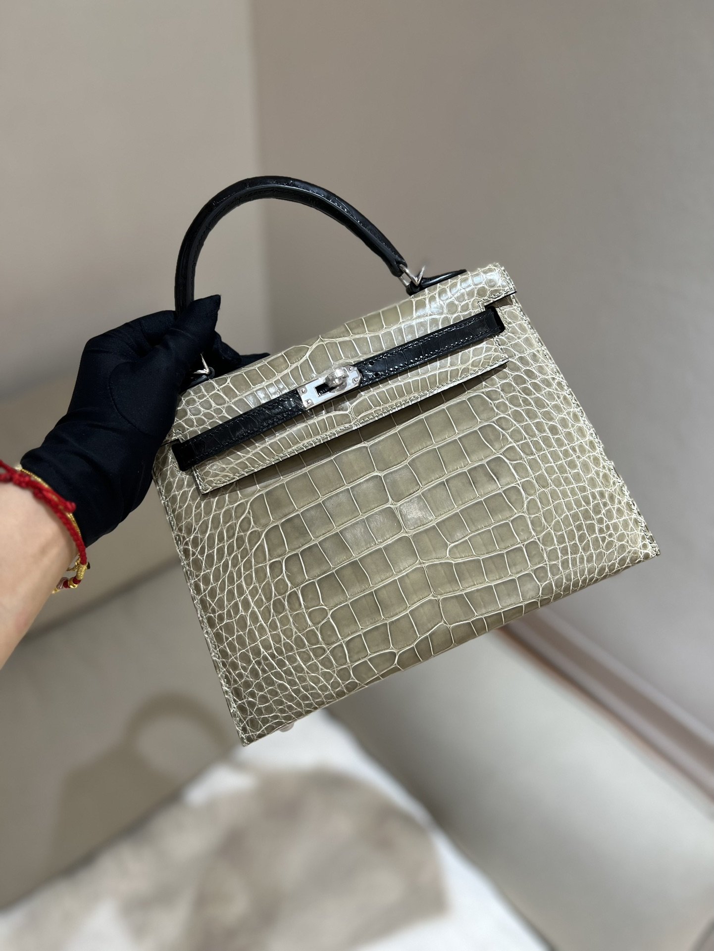 1000016674.jpg Kelly 25 in Gris Tourterelle & Noir Shiny Alligator - Image 1