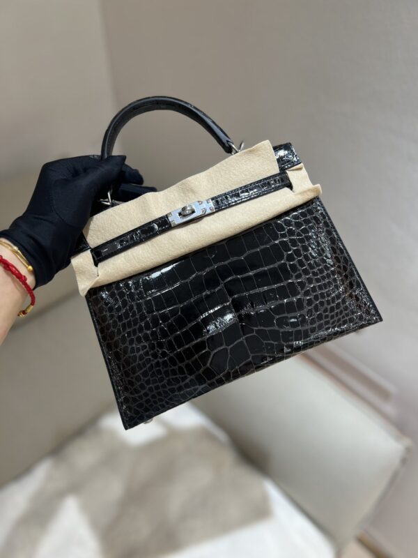 Kelly 25 in Noir Shiny Alligator PHW
