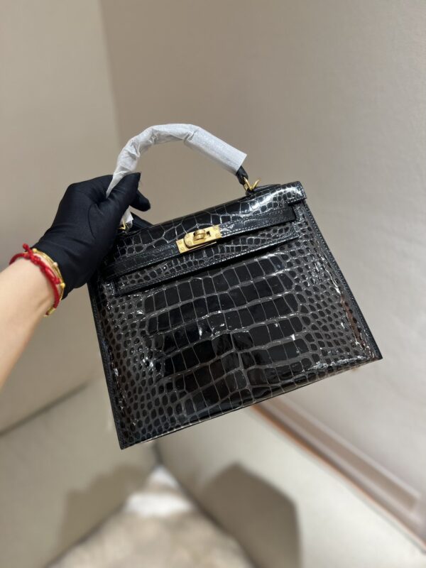 Kelly 25 in Noir Shiny Alligator GHW
