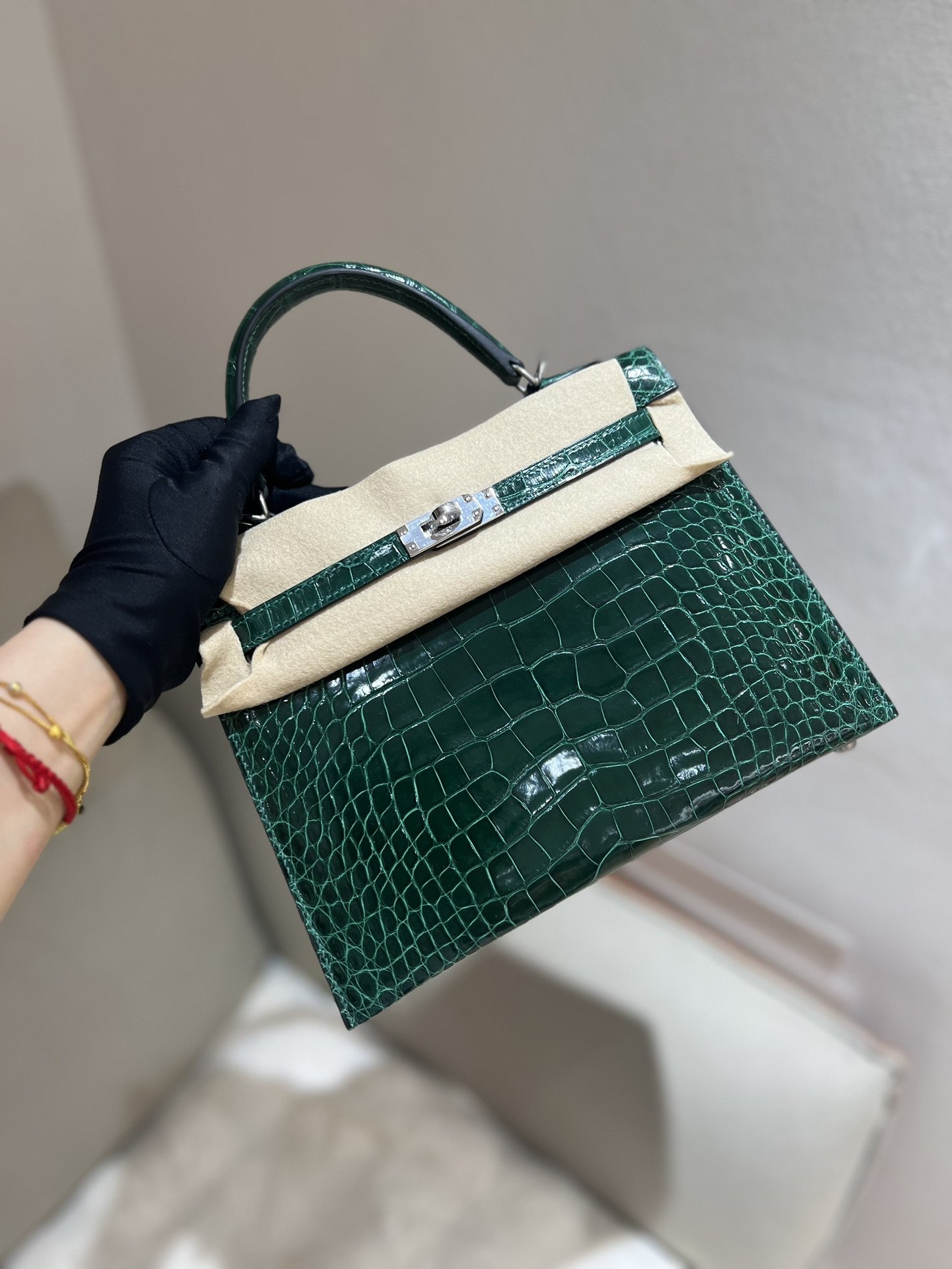 1000016692.jpg Kelly 25 in Emerald Shiny Alligator PHW - Image 1