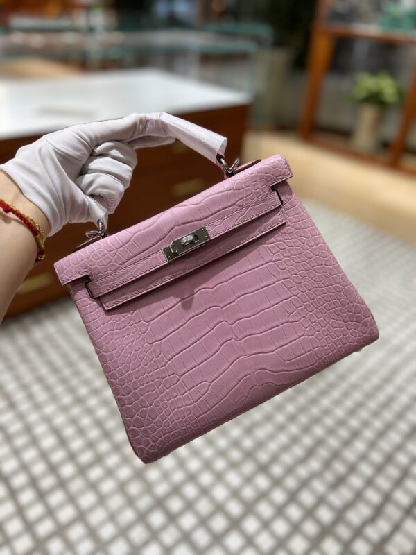 Kelly 25 in Rose Sakura Matte Alligator