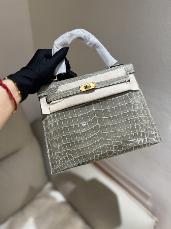 Kelly 25 in Gris Tourterelle Shiny Niloticus Crocodile