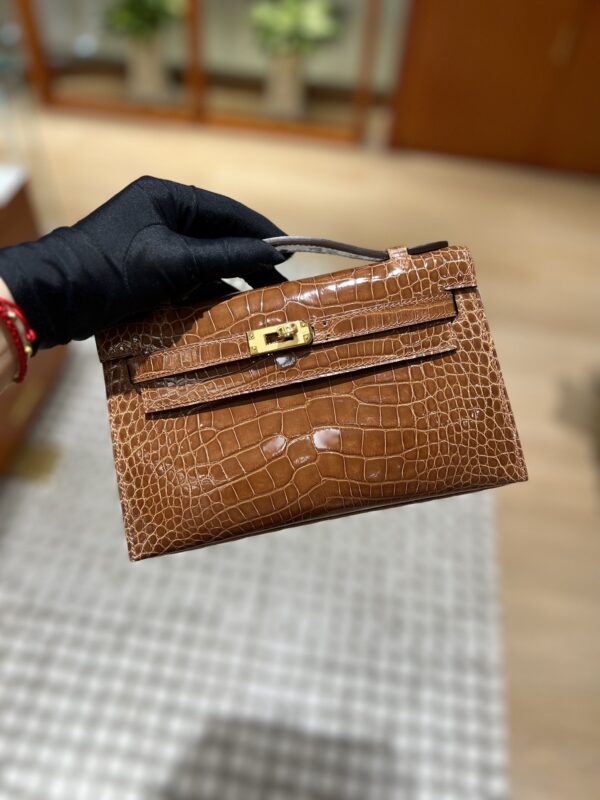 Pochette in Caramel Shiny Alligator
