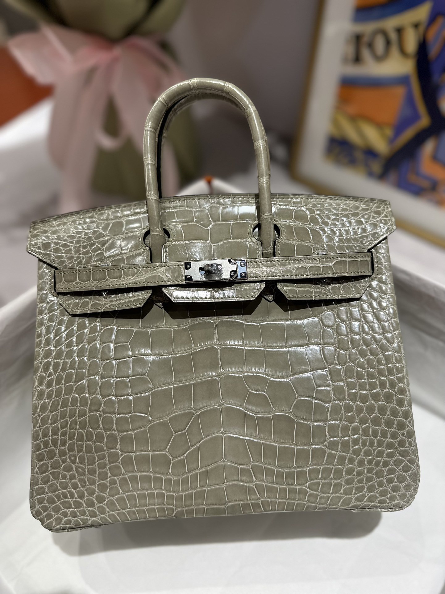 1000017022.jpg Birkin 25 in Gris Tourterelle Shiny Alligator PHW - Image 1