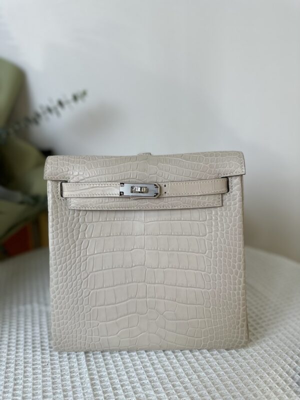 Kelly Ado in Beton Matte Alligator