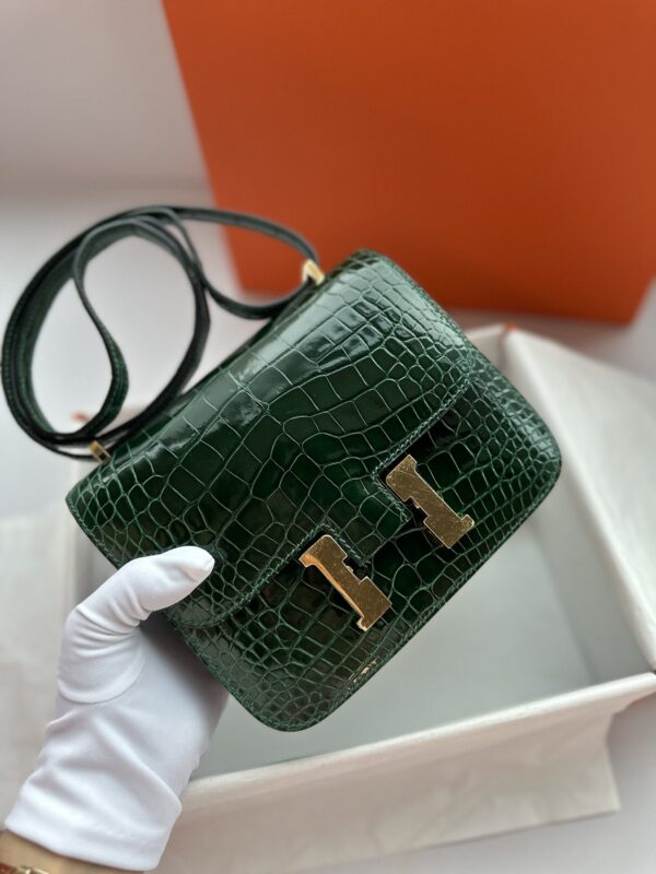Constance 18 in Vert Fonce Shiny Alligator