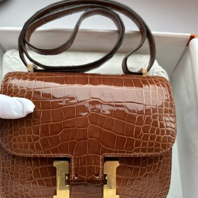 Constance 18 in Caramel Shiny Alligator