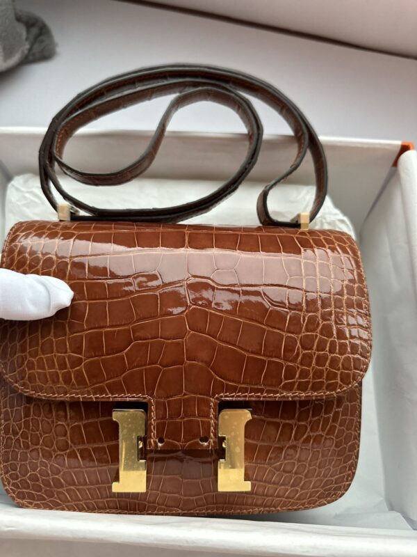 Constance 18 in Caramel Shiny Alligator