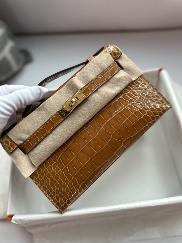 Kelly Pochette in Ficelle Shiny Alligator GHW