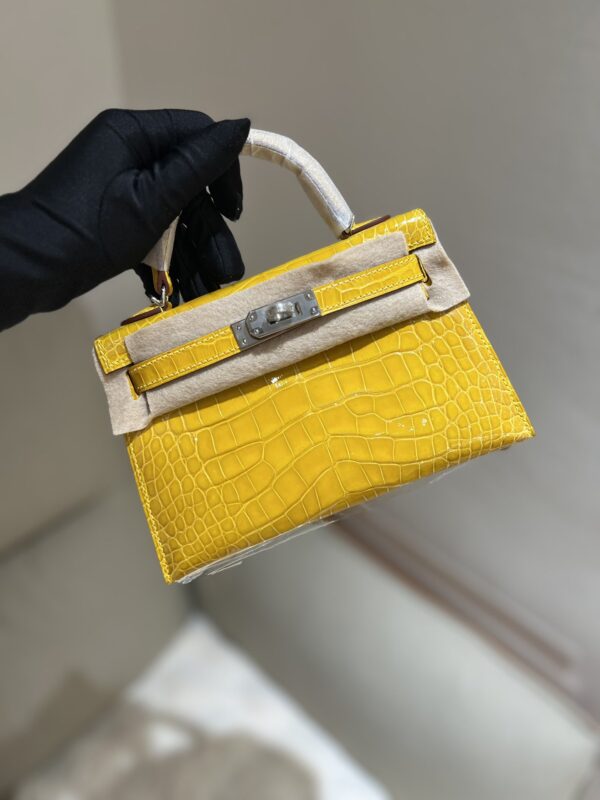 Mini Kelly in Jaune Naples Shiny Alligator
