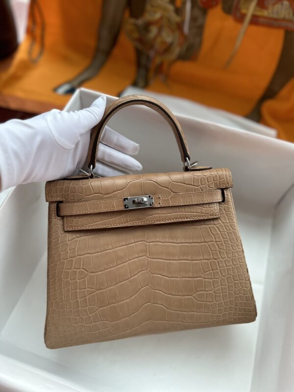 Kelly 25 in Chai Matte Alligator