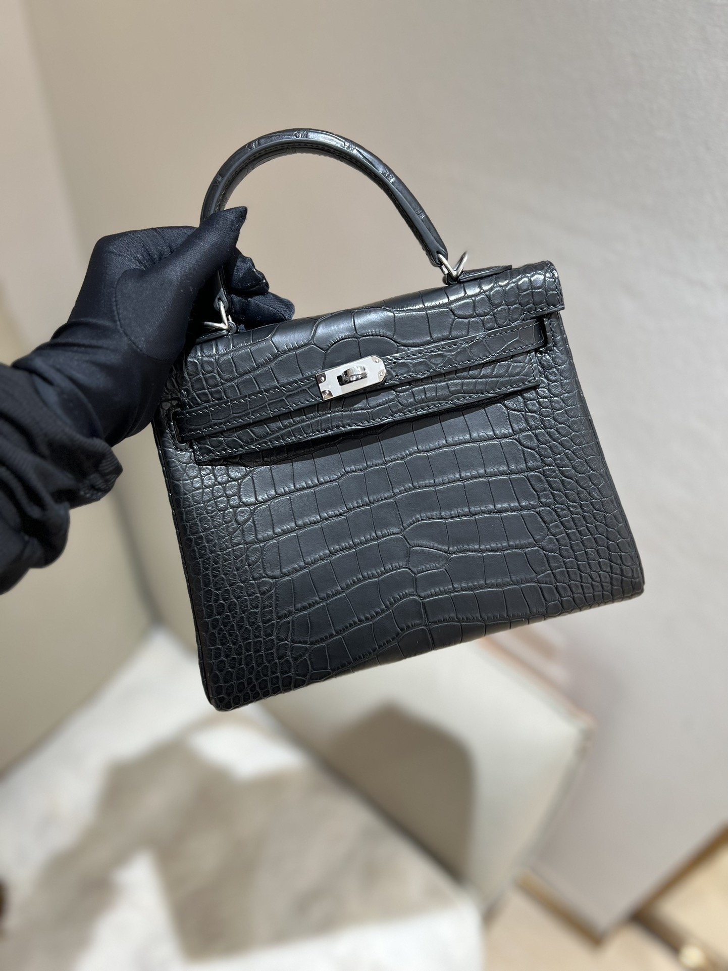 11046.jpg Kelly 25 in Noir Matte Alligator PHW - Image 1