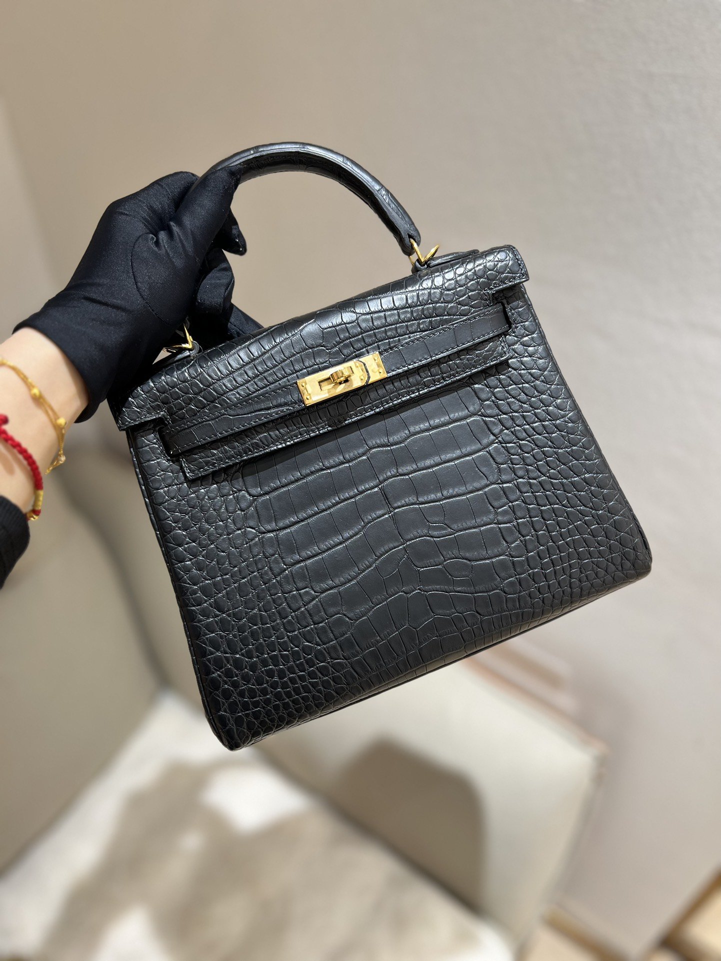 11053.jpg Kelly 25 in Noir Matte Alligator GHW - Image 1